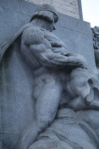 Par godu Latvijas dzimšanas dienai Travelnews.lv veic 97 apļus ap Brīvības pieminekli 187981
