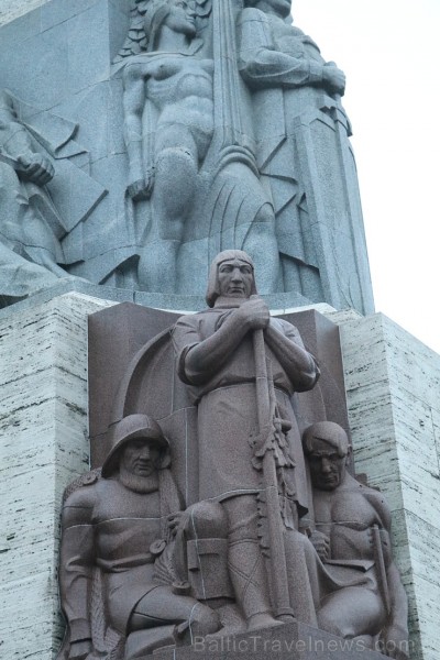 Par godu Latvijas dzimšanas dienai Travelnews.lv veic 97 apļus ap Brīvības pieminekli 187982