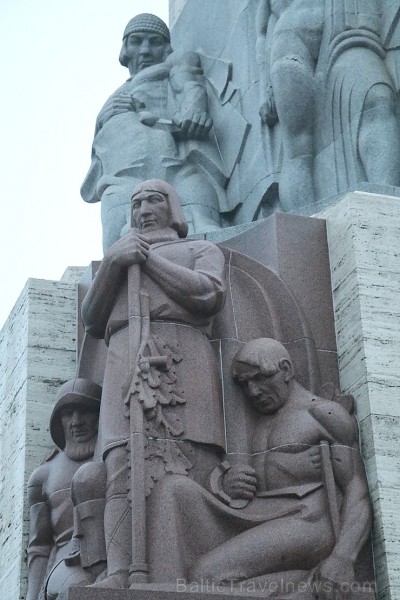 Par godu Latvijas dzimšanas dienai Travelnews.lv veic 97 apļus ap Brīvības pieminekli 187983