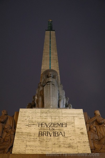 Par godu Latvijas dzimšanas dienai Travelnews.lv veic 97 apļus ap Brīvības pieminekli 188000