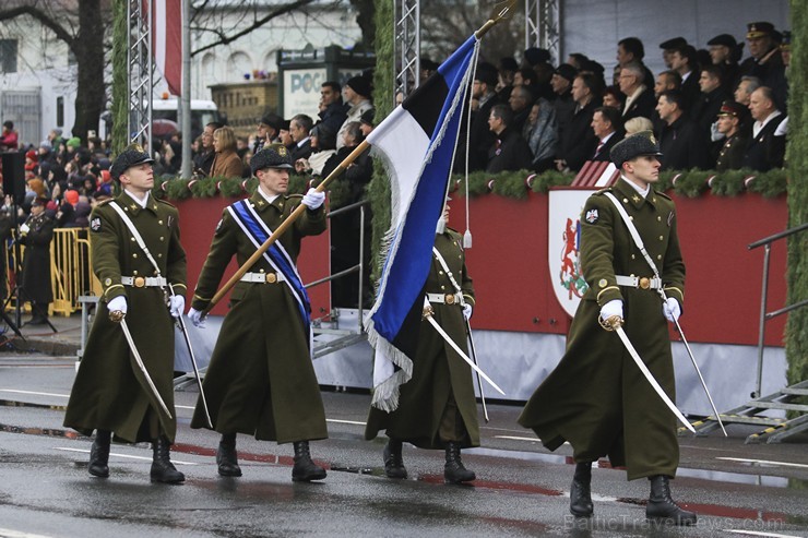 Ar militāru parādi Latvijas un sabiedroto bruņotie spēki godina Latvijas valsts izveidošanu 188035