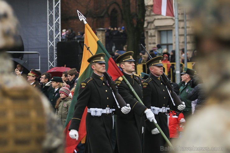 Ar militāru parādi Latvijas un sabiedroto bruņotie spēki godina Latvijas valsts izveidošanu 188036