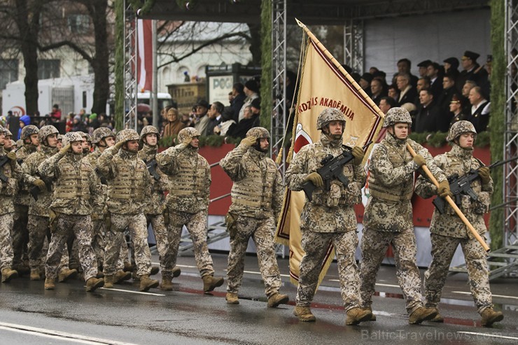 Ar militāru parādi Latvijas un sabiedroto bruņotie spēki godina Latvijas valsts izveidošanu 188037