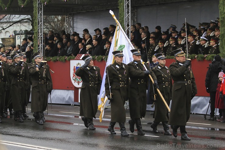 Ar militāru parādi Latvijas un sabiedroto bruņotie spēki godina Latvijas valsts izveidošanu 188042