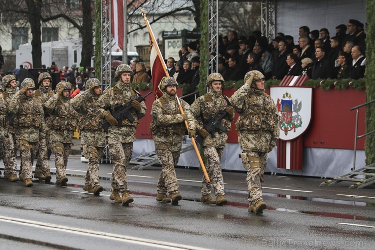 Ar militāru parādi Latvijas un sabiedroto bruņotie spēki godina Latvijas valsts izveidošanu 188052
