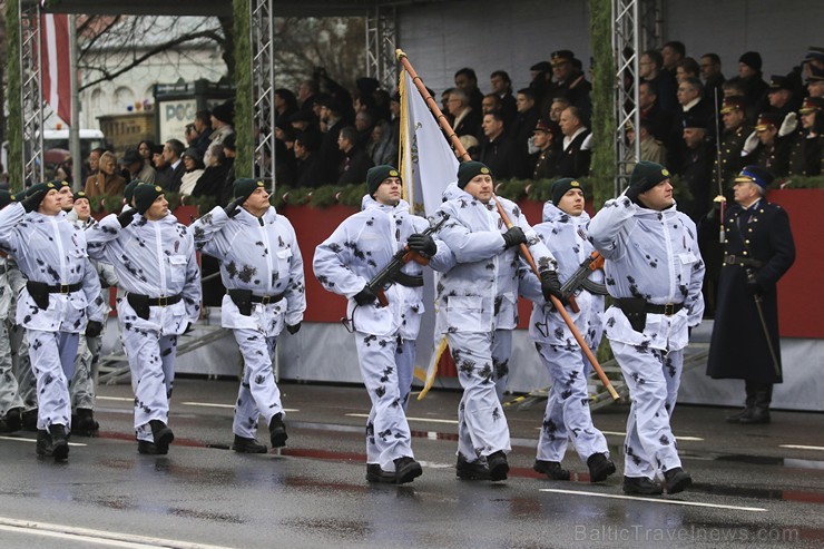 Ar militāru parādi Latvijas un sabiedroto bruņotie spēki godina Latvijas valsts izveidošanu 188054