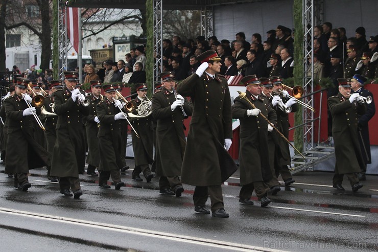 Ar militāru parādi Latvijas un sabiedroto bruņotie spēki godina Latvijas valsts izveidošanu 188063