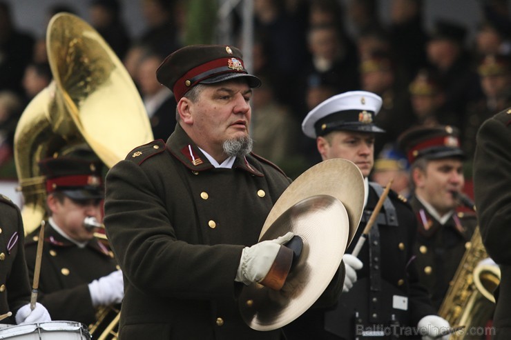 Ar militāru parādi Latvijas un sabiedroto bruņotie spēki godina Latvijas valsts izveidošanu 188066
