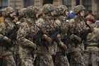 Ar militāru parādi Latvijas un sabiedroto bruņotie spēki godina Latvijas valsts izveidošanu 31