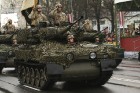 Ar militāru parādi Latvijas un sabiedroto bruņotie spēki godina Latvijas valsts izveidošanu 48