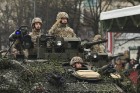 Ar militāru parādi Latvijas un sabiedroto bruņotie spēki godina Latvijas valsts izveidošanu 49