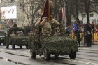 Ar militāru parādi Latvijas un sabiedroto bruņotie spēki godina Latvijas valsts izveidošanu 50
