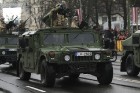 Ar militāru parādi Latvijas un sabiedroto bruņotie spēki godina Latvijas valsts izveidošanu 53