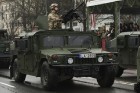Ar militāru parādi Latvijas un sabiedroto bruņotie spēki godina Latvijas valsts izveidošanu 54
