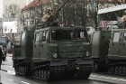 Ar militāru parādi Latvijas un sabiedroto bruņotie spēki godina Latvijas valsts izveidošanu 55