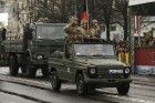 Ar militāru parādi Latvijas un sabiedroto bruņotie spēki godina Latvijas valsts izveidošanu 56