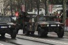 Ar militāru parādi Latvijas un sabiedroto bruņotie spēki godina Latvijas valsts izveidošanu 62