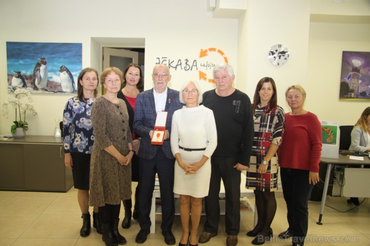 «Jēkaba ceļojumi» dibinātājs Uldis Alksnis kļūst par otro cilvēku Latvijā, kurš saņem atzinības krustu par ieguldījumu tūrismā «Jēkaba ceļojumi» dibinātājs Uldis Alksnis kļūst par otro cilvēku Latvijā, kurš saņem atzinības krustu par ieguldījumu tūrismā 188230