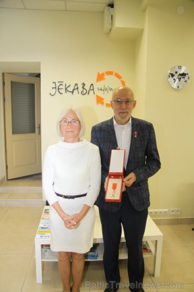 «Jēkaba ceļojumi» dibinātājs Uldis Alksnis kļūst par otro cilvēku Latvijā, kurš saņem atzinības krustu par ieguldījumu tūrismā «Jēkaba ceļojumi» dibinātājs Uldis Alksnis kļūst par otro cilvēku Latvijā, kurš saņem atzinības krustu par ieguldījumu tūrismā 188247