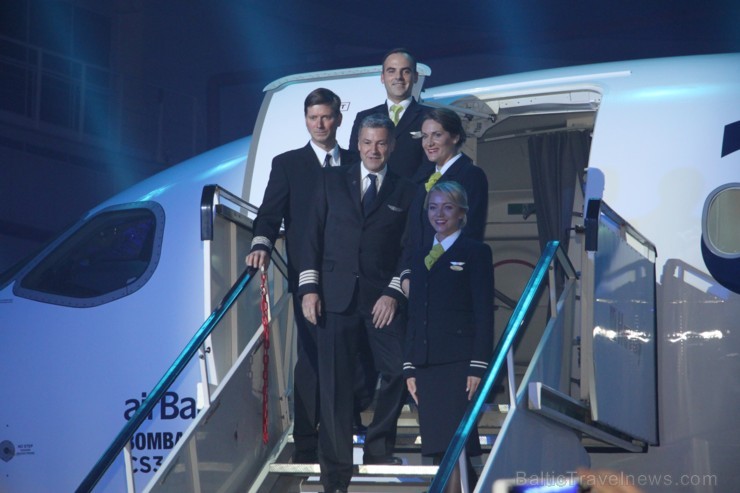 AirBaltic svinīgi atklāj pasaulē pirmo, vēsturisko, Bobardier CS300 lidmašīnu 189002
