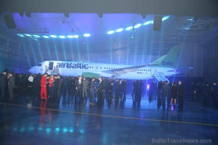 AirBaltic svinīgi atklāj pasaulē pirmo, vēsturisko, Bobardier CS300 lidmašīnu 189008