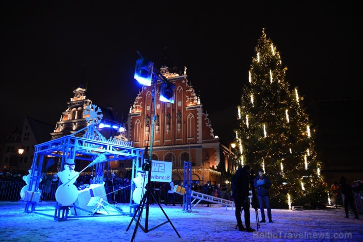 Ar Ginesa pasaules rekordu Rīgā krāšņi iededz Ziemassvētku egli 189147