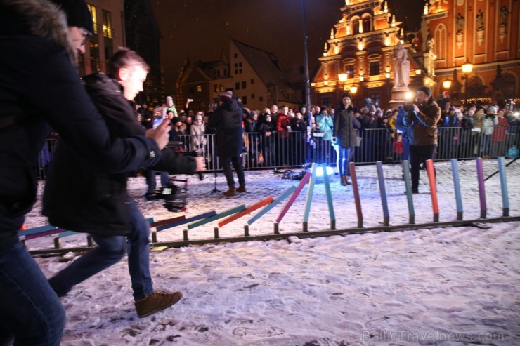 Ar Ginesa pasaules rekordu Rīgā krāšņi iededz Ziemassvētku egli 189153