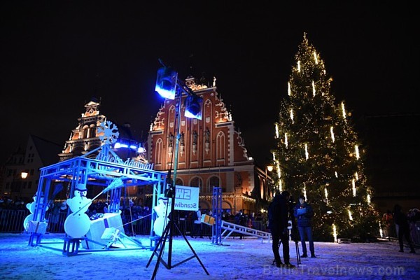 Ar Ginesa pasaules rekordu Rīgā krāšņi iededz Ziemassvētku egli 189161