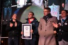 Ar Ginesa pasaules rekordu Rīgā krāšņi iededz Ziemassvētku egli 21