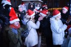 Ar Ginesa pasaules rekordu Rīgā krāšņi iededz Ziemassvētku egli 12