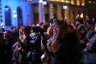 Ar Ginesa pasaules rekordu Rīgā krāšņi iededz Ziemassvētku egli 25