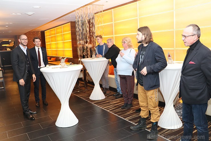 Talantīgā māksliniece Sandra Strēle izstāda gleznu sēriju «Melanholija» viesnīcā «Radisson Blu Hotel Elizabete» Talantīgā māksliniece Sandra Strēle izstāda gleznu sēriju «Melanholija» viesnīcā «Radisson Blu Hotel Elizabete» 189866