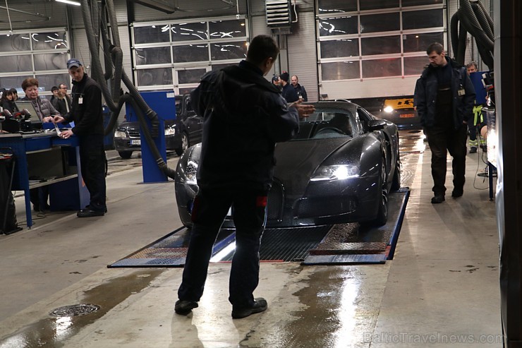 Vairāk nekā vienu miljonu vērtais «Bugatti Veyron» nespēj iziet tehnisko apskati Rīgā, jo šīm vairāk nekā 1000 zirgspēku jaudīgajam modelim no ražotāj Vairāk nekā vienu miljonu vērtais «Bugatti Veyron» nespēj iziet tehnisko apskati Rīgā, jo šīm vairāk nekā 1000 zirgspēku jaudīgajam modelim no ražotāj 189944