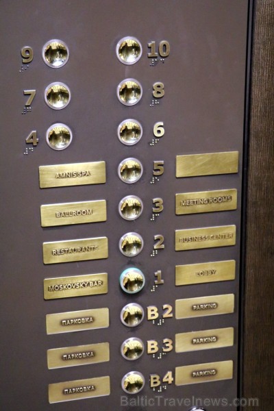 Tūrisma firmas «Baltic Travel Group» vadītājs izbauda «Four Seasons Hotel Moscow» lrestorāna un bāra piedāvājumu 190131