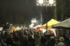 Ogres Ziemassvētku tirdziņš pulcē lielu apmeklētāju skaitu nakts tumsā 25