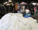 Ogres Ziemassvētku tirdziņš pulcē lielu apmeklētāju skaitu nakts tumsā 42