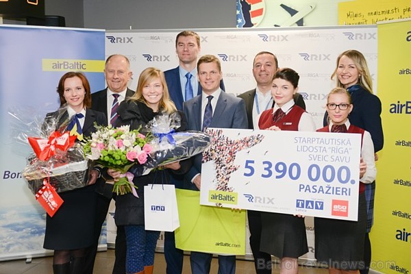Rīgā ierodās «airBaltic» pasažiere, uzstādot jaunu rekordu - 5390000 apkalpotu klientu 190745