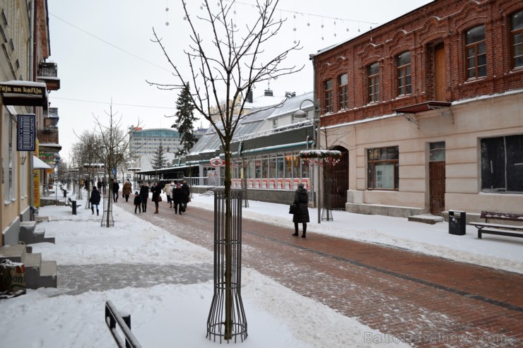 Daugavpils iedzīvotājus priecē sniegbalti skati 191016