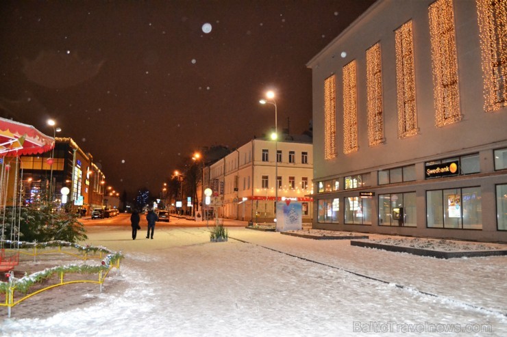 Daugavpils iedzīvotājus priecē sniegbalti skati 191030