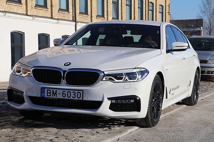 Rīta brokastu gaisotnē Travelnews.lv iepazīst jaunos BMW 5.sērijas modeļus 192575