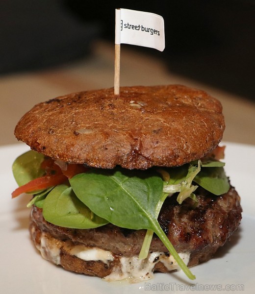 Travelnews.lv redakcija apciemo burgernīcu «Street Burgers» Blaumaņa ielā, Rīga 192975