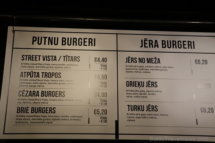 Travelnews.lv redakcija apciemo burgernīcu «Street Burgers» Blaumaņa ielā, Rīga 192978