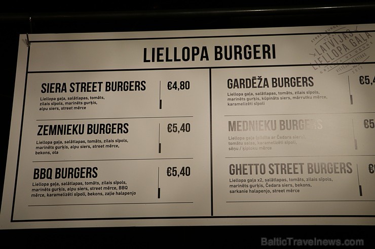 Travelnews.lv redakcija apciemo burgernīcu «Street Burgers» Blaumaņa ielā, Rīga 192987