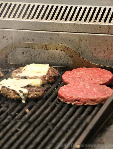 Travelnews.lv redakcija apciemo burgernīcu «Street Burgers» Blaumaņa ielā, Rīga 192988