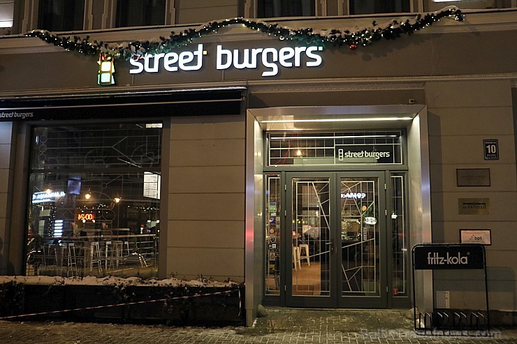 Travelnews.lv redakcija apciemo burgernīcu «Street Burgers» Blaumaņa ielā, Rīga 192993