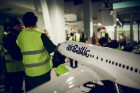 Aplūko, kā notiek Latvijas lidsabiedrības «airBaltic» Bombardier CS300 lidmašīnas nakts tehniskā apkope 2