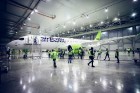 Aplūko, kā notiek Latvijas lidsabiedrības «airBaltic» Bombardier CS300 lidmašīnas nakts tehniskā apkope 6