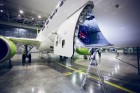 Aplūko, kā notiek Latvijas lidsabiedrības «airBaltic» Bombardier CS300 lidmašīnas nakts tehniskā apkope 7
