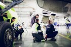 Aplūko, kā notiek Latvijas lidsabiedrības «airBaltic» Bombardier CS300 lidmašīnas nakts tehniskā apkope 10
