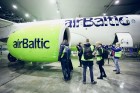 Aplūko, kā notiek Latvijas lidsabiedrības «airBaltic» Bombardier CS300 lidmašīnas nakts tehniskā apkope 16